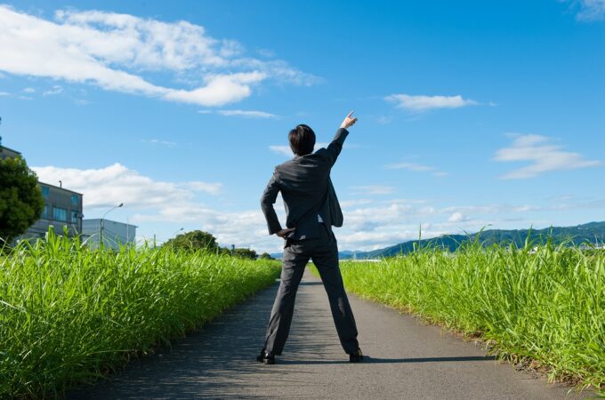 空を見上げて指指す人